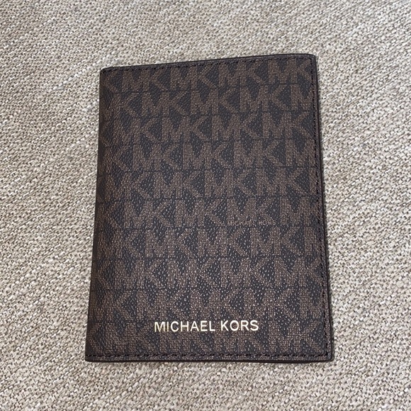 Michael Kors Jet Set Passport Wallet - Picture 4 of 7